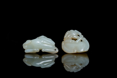Deux groupes en jade sculpt&eacute; aux sujets animaliers, Qing