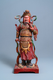 Een grote Chinese of Vietnamese polychroom beschilderde houten figuur, 19e eeuw