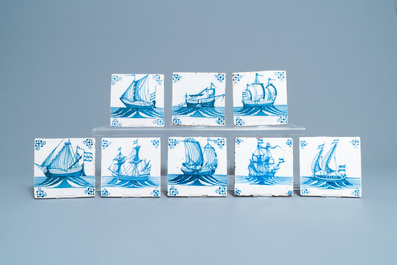 Huit carreaux en fa&iuml;ence de Delft en bleu et blanc &agrave; d&eacute;cor de bateaux, 18&egrave;me