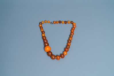 A Chinese necklace with large amber beads, 19th C.