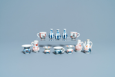 Twaalf Chinese blauw-witte en Imari-stijl miniaturen, Kangxi