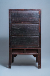 Un cabinet en bois hongmu incrust&eacute; d'une plaque en porcelaine de Chine en bleu et blanc, 19&egrave;me