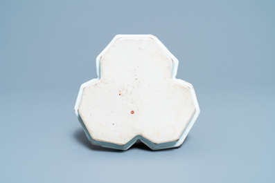 Trois verseuses couvertes sur pr&eacute;sentoir en porcelaine de Chine de style Imari, Kangxi