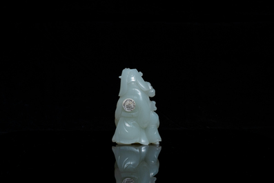 Een Chinese jade figuur van Shou Lao met kind, 18e eeuw