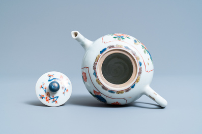 Une th&eacute;i&egrave;re en porcelaine de Chine famille verte, Kangxi