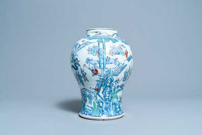 Un vase en porcelaine de Chine doucai &agrave; d&eacute;cor des '100 gar&ccedil;ons', Yongzheng/Qianlong