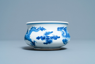 Een Chinese blauw-witte wierookbrander met een draak en een feniks, Kangxi