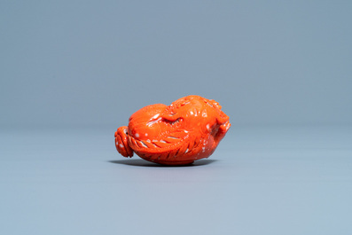 Un mod&egrave;le d'un lion bouddhiste en corail rouge sculpt&eacute;, Chine, 19/20&egrave;me