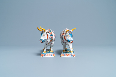 Une paire de mod&egrave;les de vaches en fa&iuml;ence de Delft polychrome, 18&egrave;me