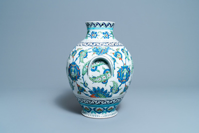 Un grand vase de style Iznik, Cantagalli, Italie, 19&egrave;me