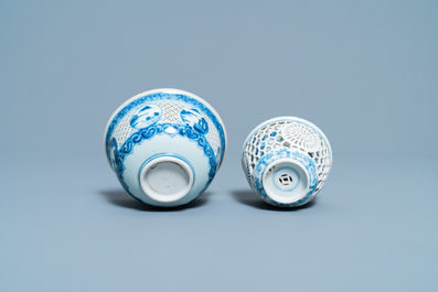 Un bol ajour&eacute; et une tasse &agrave; double paroi en porcelaine de Chine en bleu et blanc, &eacute;poque Transition et Kangxi