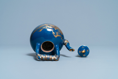 Une th&eacute;i&egrave;re en porcelaine de Chine &agrave; d&eacute;cor dor&eacute; sur fond bleu, marque et &eacute;poque de Qianlong