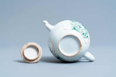 Une th&eacute;i&egrave;re en porcelaine de Chine famille verte, Kangxi