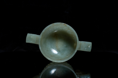 Une coupe libatoire &agrave; deux anses en jade, Ming