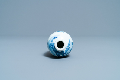 Un petit vase en porcelaine de Chine en bleu, blanc et rouge de cuivre, 19&egrave;me