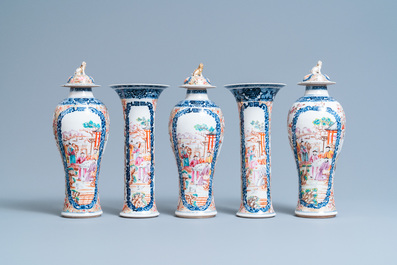 Une garniture de cinq vases en porcelaine de Chine famille rose &agrave; d&eacute;cor mandarin, Qianlong