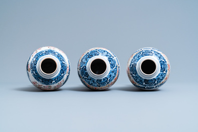 Une garniture de cinq vases en porcelaine de Chine famille rose &agrave; d&eacute;cor mandarin, Qianlong