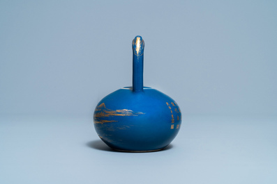 Une th&eacute;i&egrave;re en porcelaine de Chine &agrave; d&eacute;cor dor&eacute; sur fond bleu, marque et &eacute;poque de Qianlong