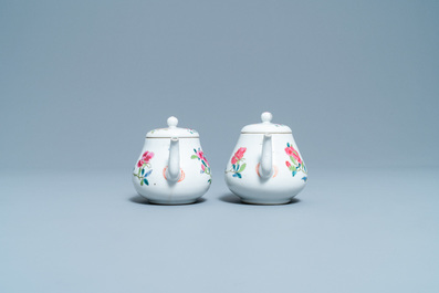 Une paire de th&eacute;i&egrave;res couvertes en porcelaine de Chine famille rose, Yongzheng