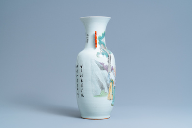 Un vase en porcelaine de Chine qianjiang cai &agrave; d&eacute;cor de lettr&eacute;s, 19&egrave;me