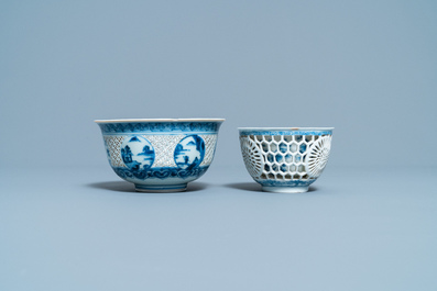 Een Chinese blauw-witte opengewerkte kom en een dubbelwandige kop, Transitie periode en Kangxi