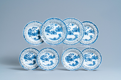 Een uitgebreid Chinees blauw-wit servies met jachtdecor, 18/19e eeuw