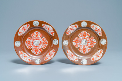 Six assiettes en porcelaine de Chine en rouge de fer et grisaille &agrave; fond brun capucin, Qianlong