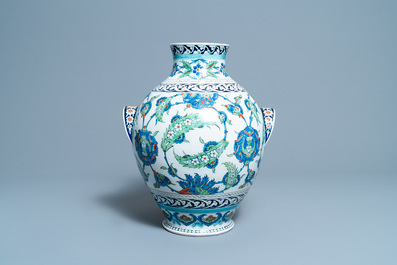 Un grand vase de style Iznik, Cantagalli, Italie, 19&egrave;me