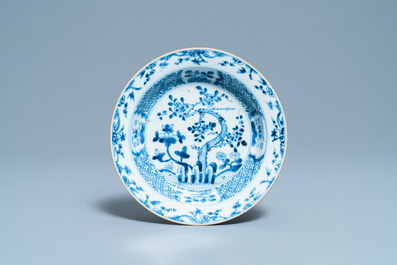 Vijf Chinese blauw-witte borden met floraal decor, Kangxi/Yongzheng