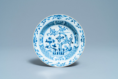 Five Chinese blue and white plates with floral design, Kangxi/Yongzheng