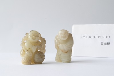 Deux figures de gar&ccedil;ons en jade c&eacute;ladon sculpt&eacute;, Chine, 19/20&egrave;me