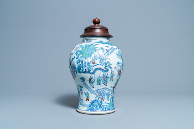 Un vase en porcelaine de Chine doucai &agrave; d&eacute;cor des '100 gar&ccedil;ons', Yongzheng/Qianlong