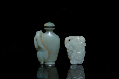 Une tabati&egrave;re et une figure d'un gar&ccedil;on en jade sculpt&eacute;, Chine, Qing