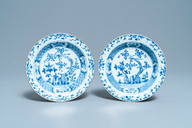 Five Chinese blue and white plates with floral design, Kangxi/Yongzheng