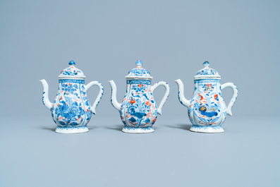 Three Chinese Imari-style covered jugs on stand, Kangxi