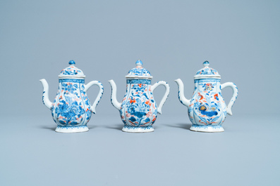 Trois verseuses couvertes sur pr&eacute;sentoir en porcelaine de Chine de style Imari, Kangxi