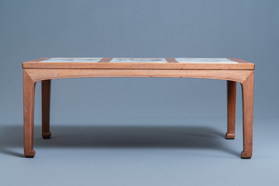 Une table en bois incrust&eacute; de trois plaques en porcelaine de Chine qianjiang cai, 19/20&egrave;me