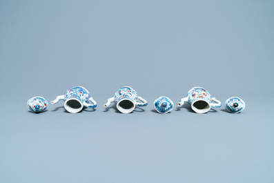 Trois verseuses couvertes sur pr&eacute;sentoir en porcelaine de Chine de style Imari, Kangxi