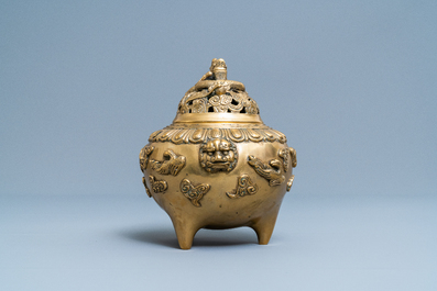 Een Chinese bronzen driepotige wierookbrander met deksel, 19/20e eeuw