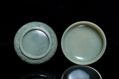 Een Chinese celadon jade dekseldoos met een feniks bij pioenbloesems, 19e eeuw