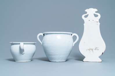 Six pi&egrave;ces en fa&iuml;ence blanche de Delft, 18/19&egrave;me