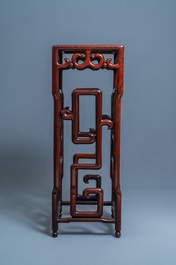 Een hoge Chinese houten sokkel met marmeren blad, 20e eeuw