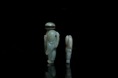 Une tabati&egrave;re et une figure d'un gar&ccedil;on en jade sculpt&eacute;, Chine, Qing