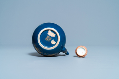 Une th&eacute;i&egrave;re en porcelaine de Chine &agrave; d&eacute;cor dor&eacute; sur fond bleu, marque et &eacute;poque de Qianlong