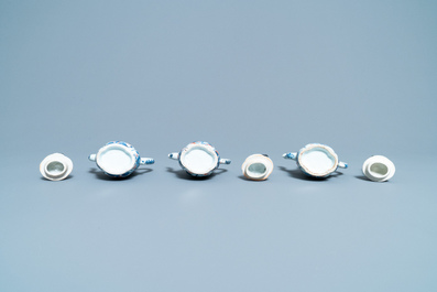 Trois verseuses couvertes sur pr&eacute;sentoir en porcelaine de Chine de style Imari, Kangxi