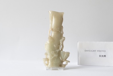 Un vase en jade sur socle ajour&eacute;, Chine, Qing