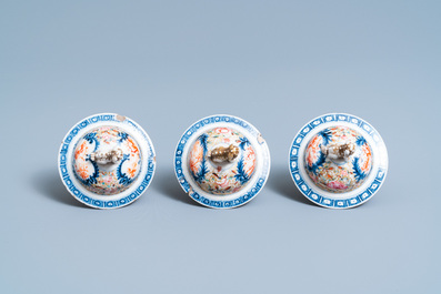 Een Chinees vijfdelig famille rose kaststel met mandarijns decor, Qianlong