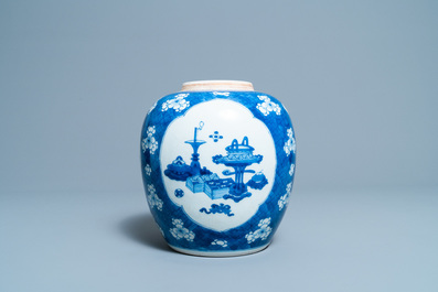 Un pot en porcelaine de Chine en bleu et blanc &agrave; d&eacute;cor d'un qilin, Kangxi