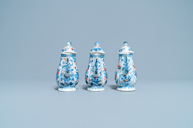 Drie Chinese Imari-stijl dekselkannen op onderschotel, Kangxi