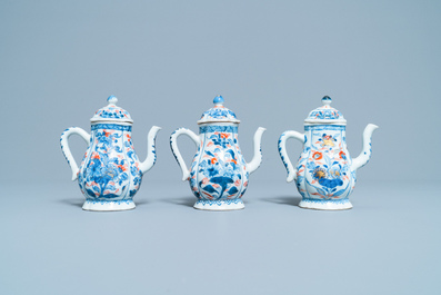 Trois verseuses couvertes sur pr&eacute;sentoir en porcelaine de Chine de style Imari, Kangxi